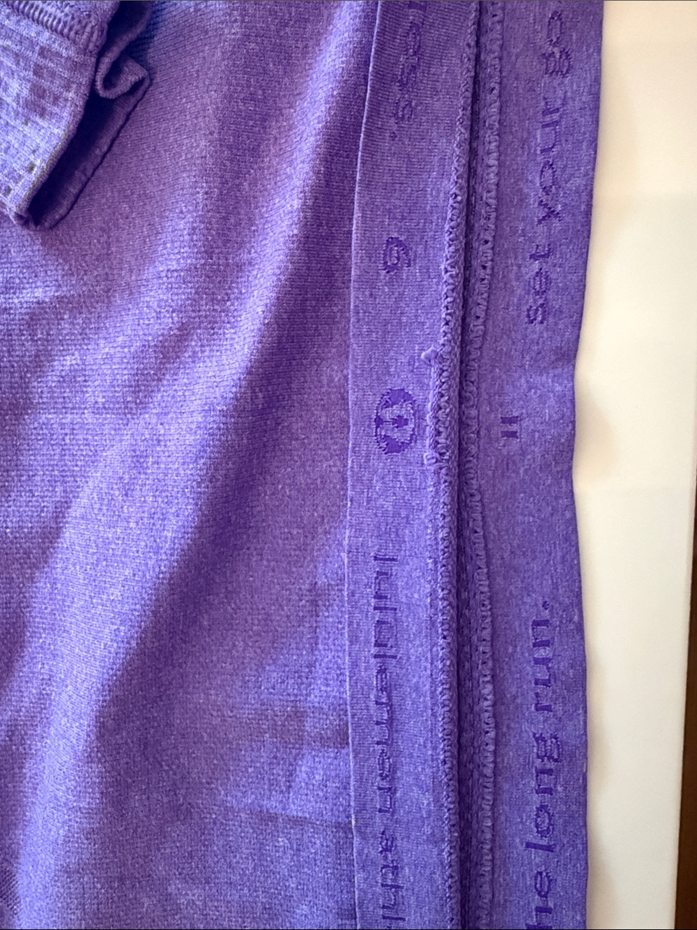 Lululemon long sleeve t. Thumbs holes not tag notice size in photo size 6 - Picture 3 of 4